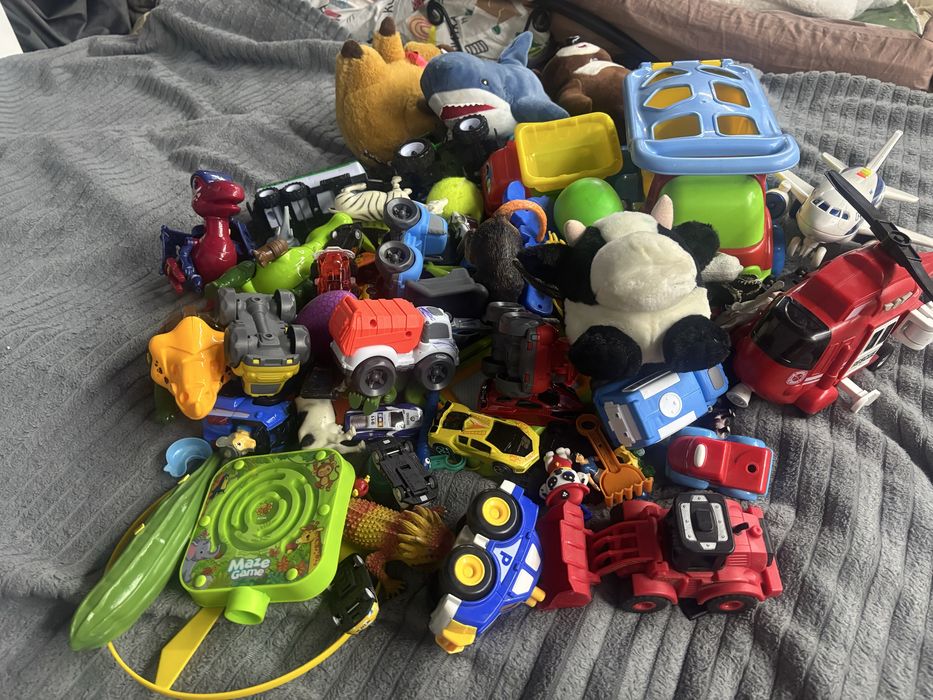 Игрушки для мальчика 2000тг.