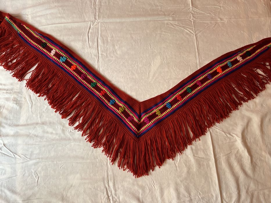 Eșarfe de lână tradiționale croșetate manual