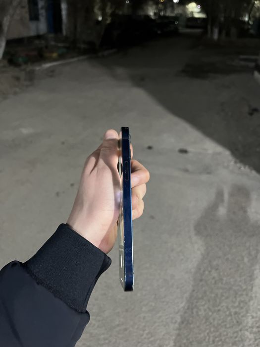 Продам Iphone 12