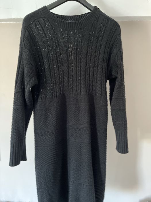 Рокля с дължина до коляното.