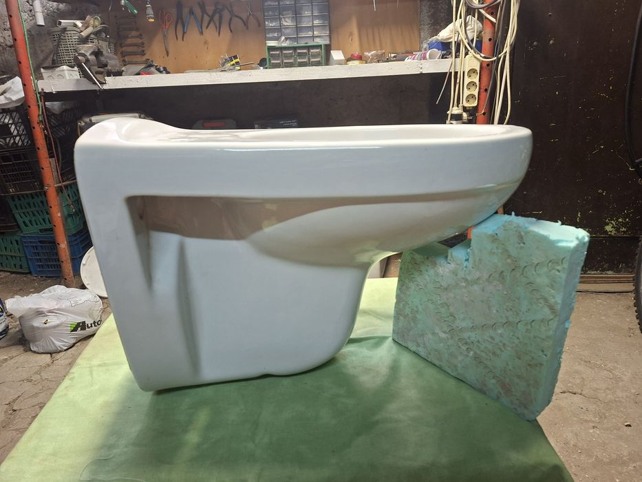 Тоалетна чиния за стенен монтаж