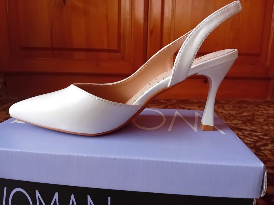 Бели обувки с висок ток