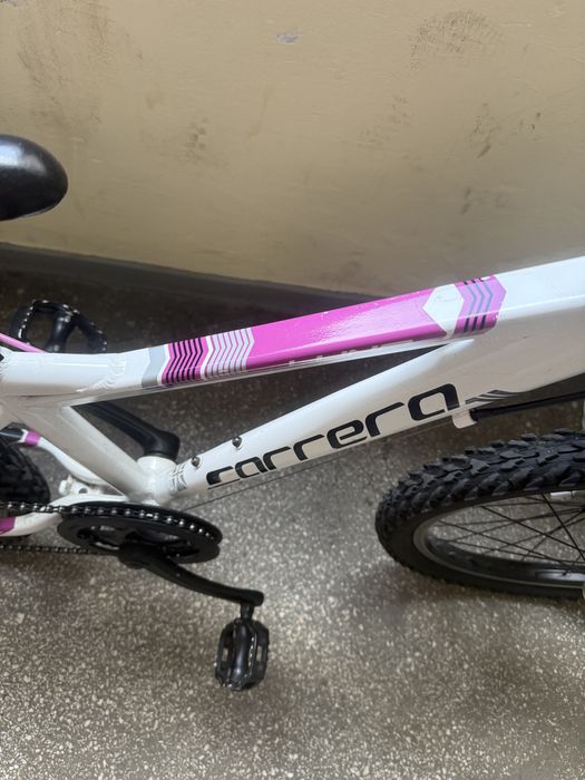 Bicicletă Fete Carrera Luna – Cadru Aluminiu, Schimbător Shimano, Furcă cu Suspensie