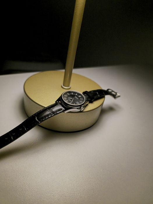 Ceas Casio cu curea de piele si sticla din safir