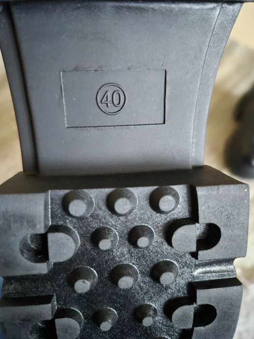 Vand cizme noi marimea 40si 37