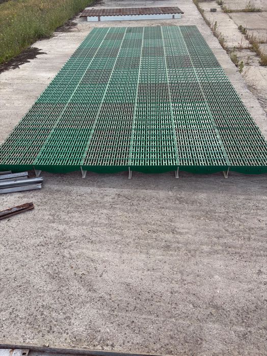 Vând 300 bucăți plăci PODELE din plastic + inaltatoarele, pt zona fatare purcei
