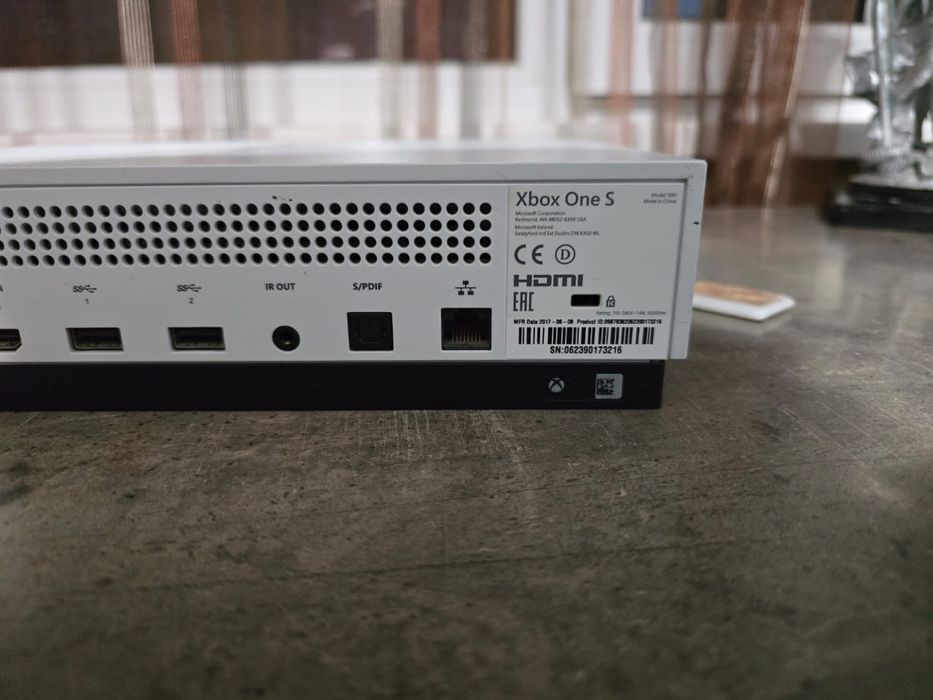 Xbox one s.