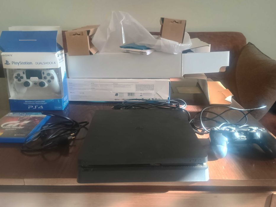 Play station 4 1TB 2 Joystick + GT