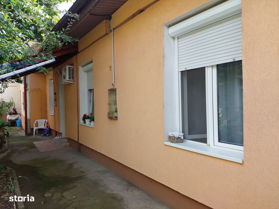 Vand casa in curte comuna