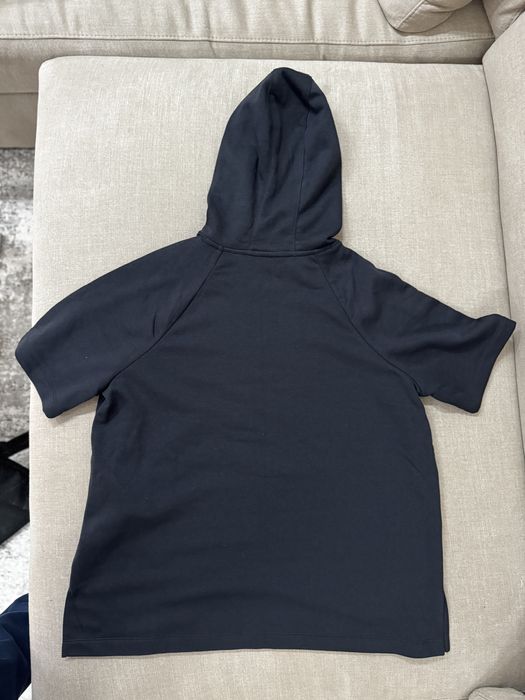 Продавам Under Armour черен дамски суичър с качулка (hoodie), размер М