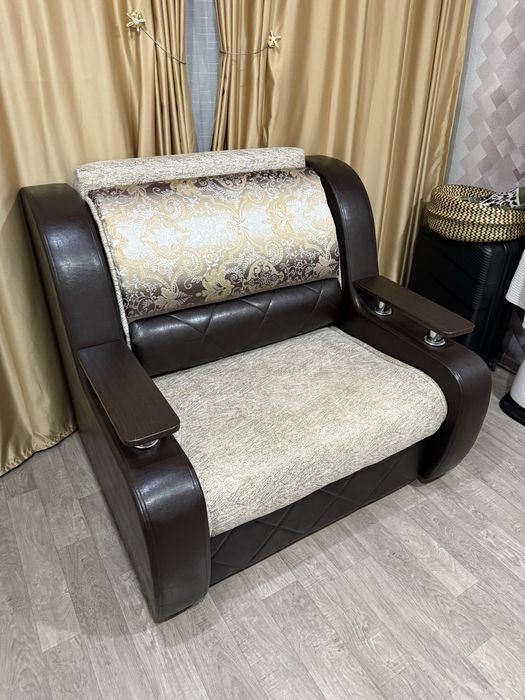 Продаю диван гостиный