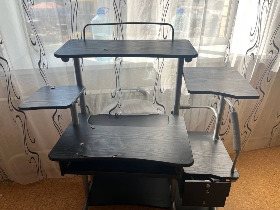 Стол писменный с полкам