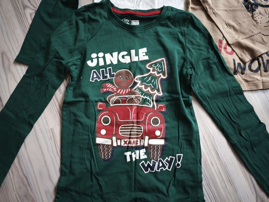 Четири коледни блузки за 12 лева.