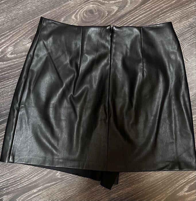 Черна кожена пола