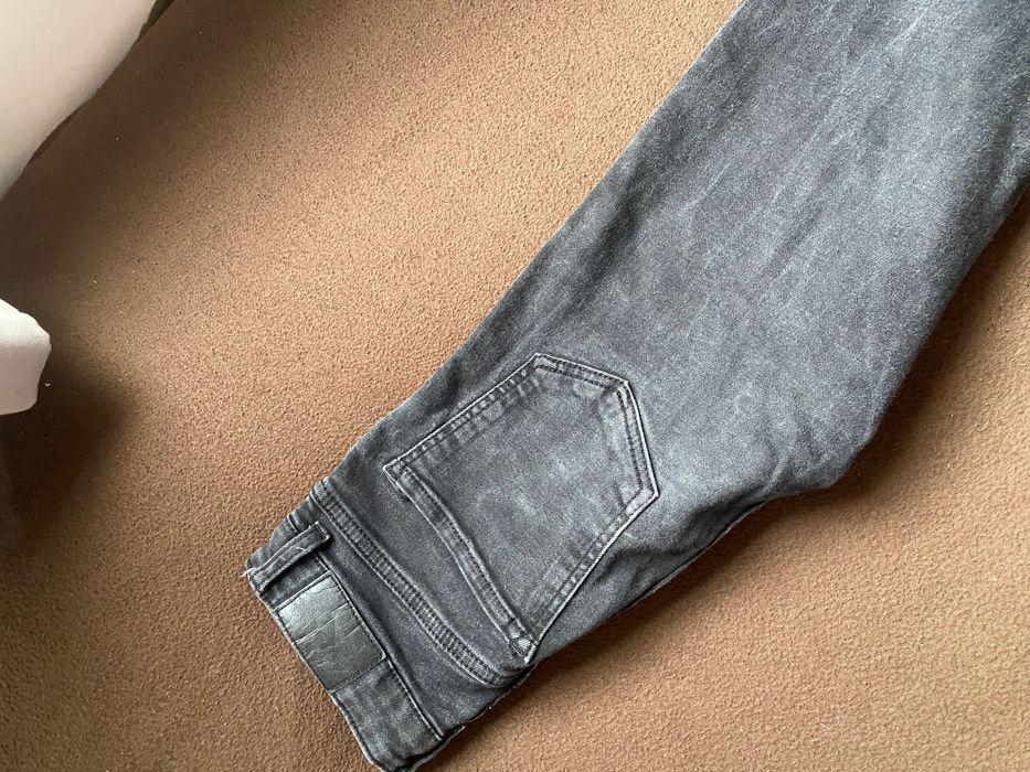 Черни тесни дънки с цепка в долната част на крачолите