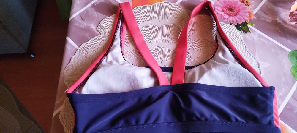 Bustieră inot de la Speedo! Marimea: S! Nou far etichete! Albastru.ros