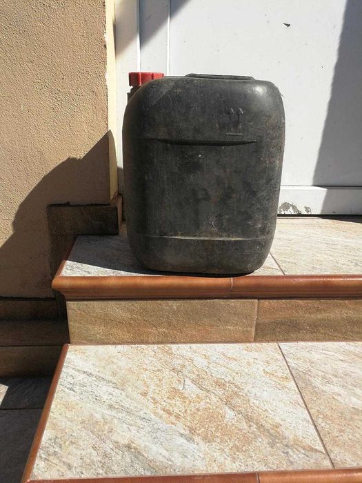 Vind 3 canistre tabla de 20 l si o canistra plastic 20l