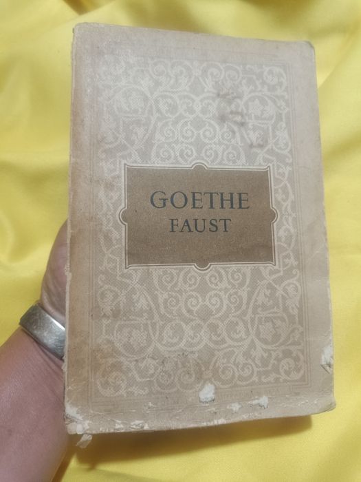 Cărți vechi de vanzare