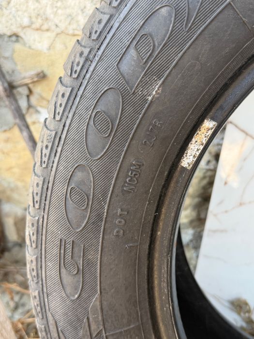 Всесезонна гума Goodyear, 215/60/16, 9 евро. Беше резервна гума, запазена.