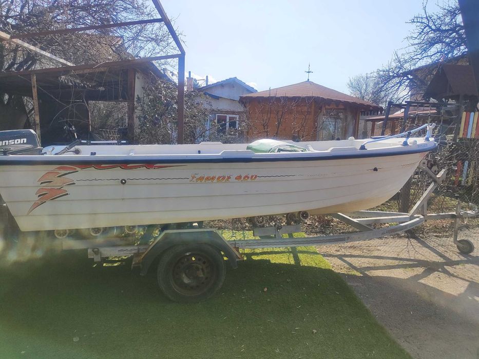 Лодка с двигател