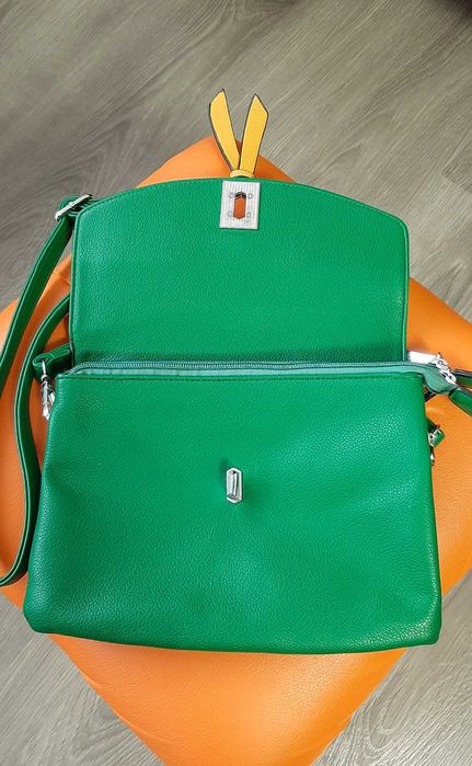 Женская сумка зелёного цвета