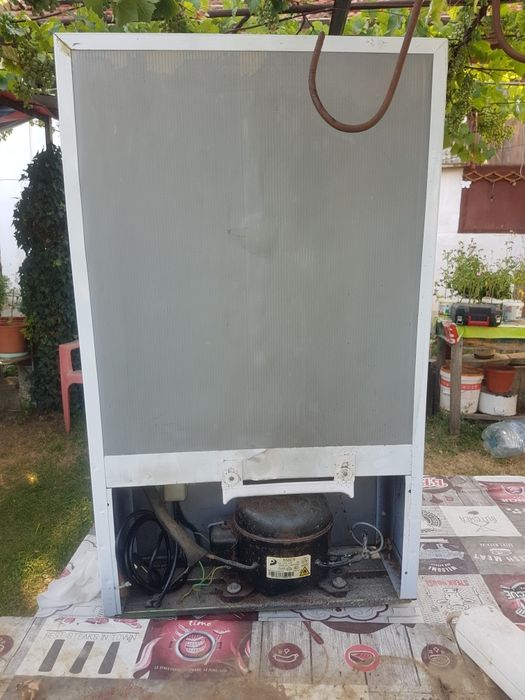 Малък хладилник Midea.