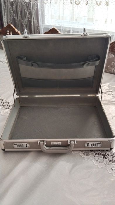 Кейс для документов и денги