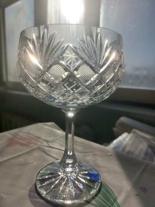 Хрустальная креманка на ножке.