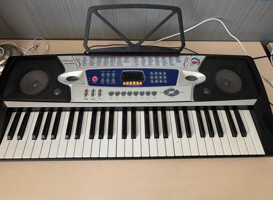 Синтезатор б/у в отличном состоянии