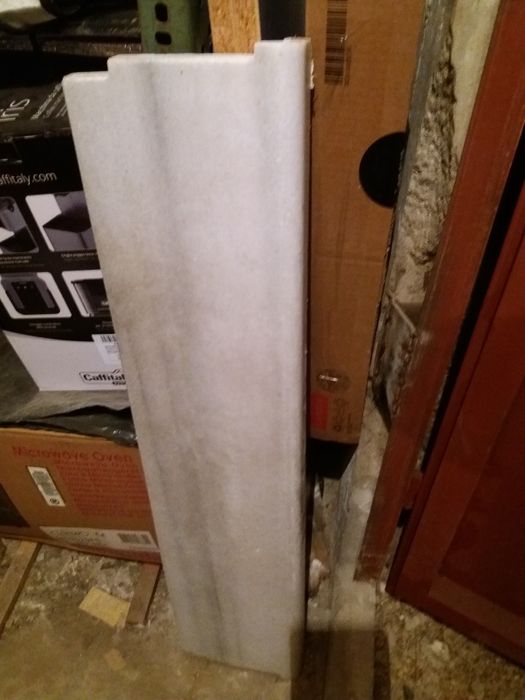 Входна врата с мраморен праг