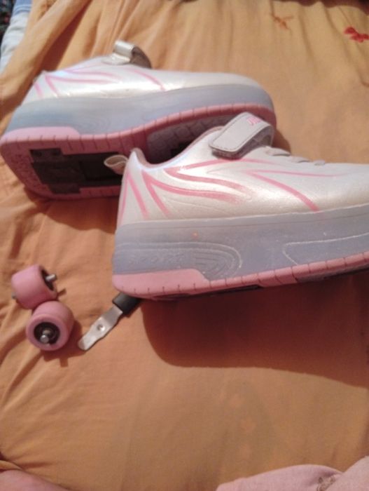 Vând încălțăminte cu roti, cu luminițe