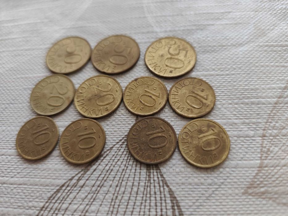 Стари банкноти и монети от различни години и държави