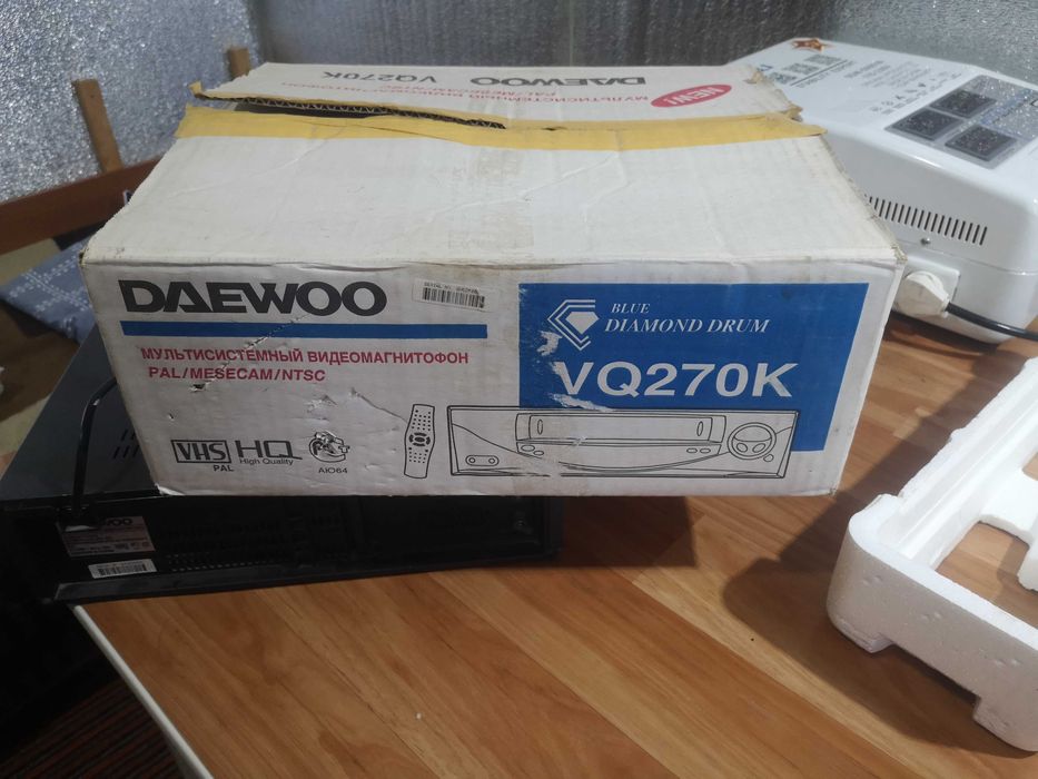 видео магнитофон DAEWOO VQ 270K и комплект  видео кассет 25 шт