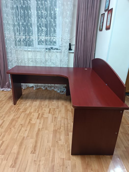 Продаются стол офисный
