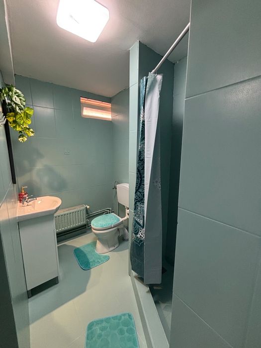 Inchiriez camera cu baie proprie în regim hotelier