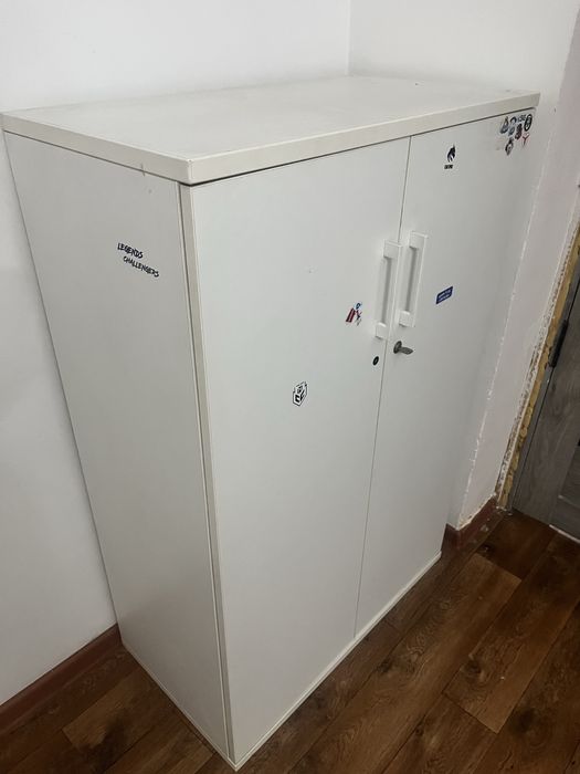 Белый шкаф с распошной дверью