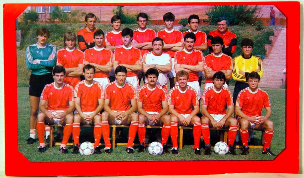 Продавам колекция от снимки и картички с автографи на футболисти