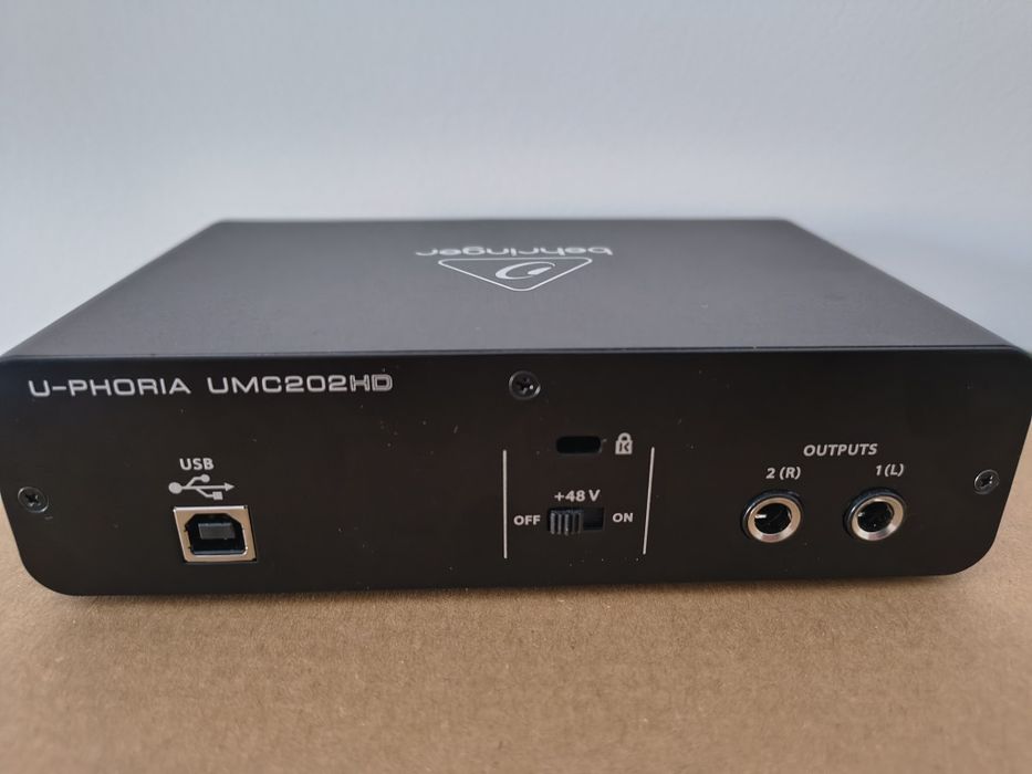 Interfață audio Behringer UMC202HD cu 2 intrări și 2 iesiri