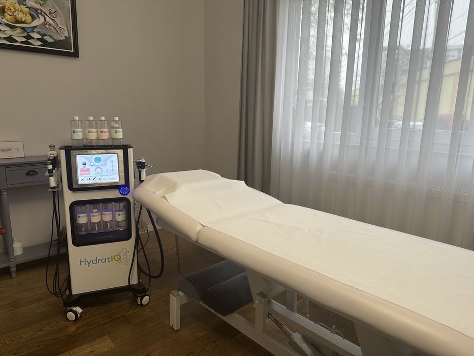 HidratiQ combina faciala cu AquaPeel