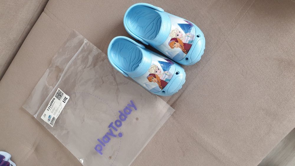 Кроксы, сланцы, шлепки