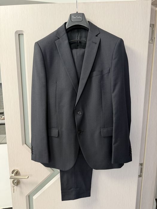 Абитуриентски официален костюм за бал Pierre Cardin M размер
