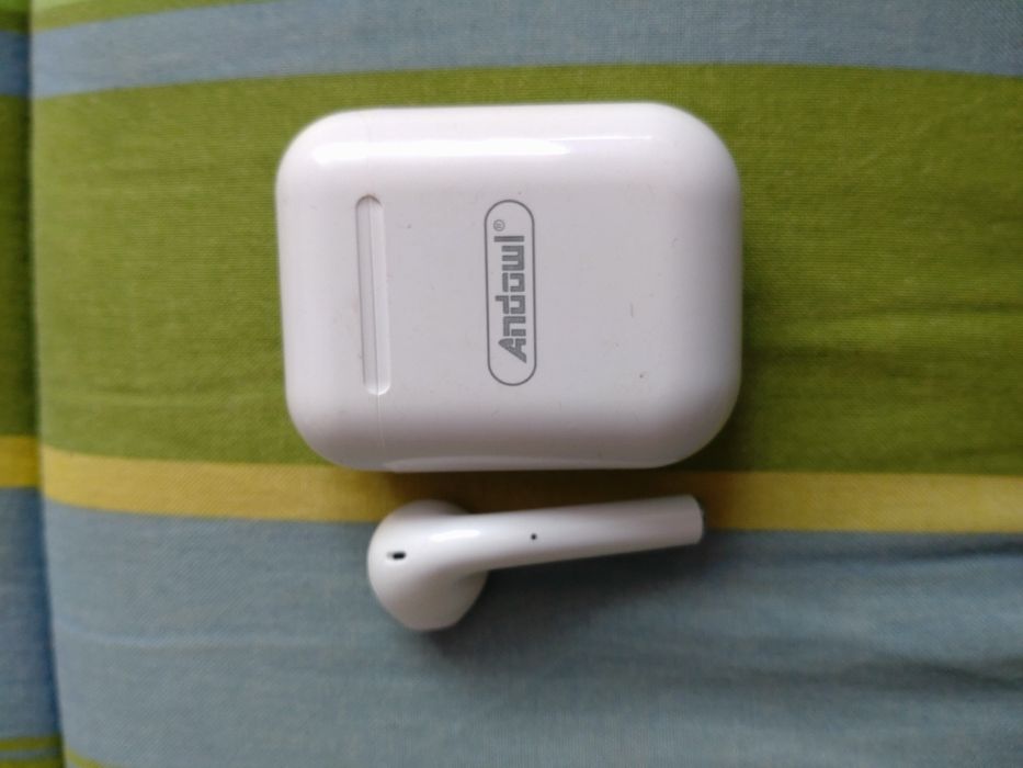 Căști bluetooth diferite mărci și modele