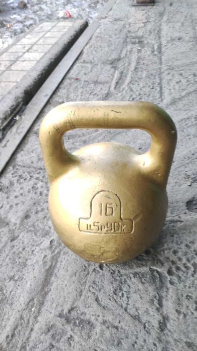 Гиря весом 16 кг