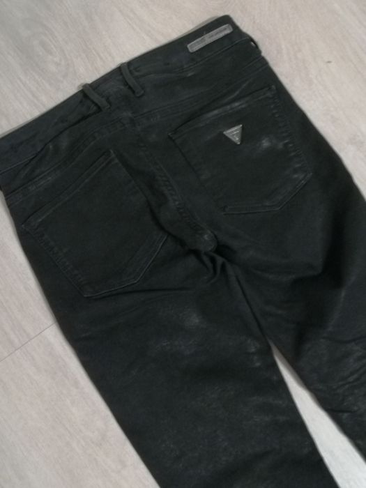 Blugi noi de damă, Guess, skinny, negri, material lucios, mărime XS