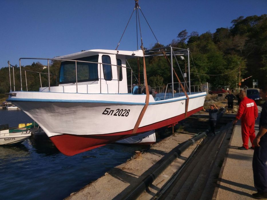 Лодка 9.8м  на  2.9м