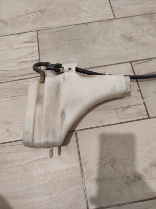 Продам Расширительный бачок на Тойоту ипсум 2003год