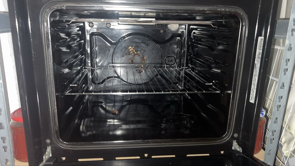 Vand Cuptor Stare foarte buna de functionare .Folosit ocazional