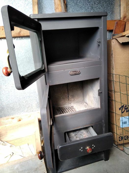 Камина за отопление на дърва.