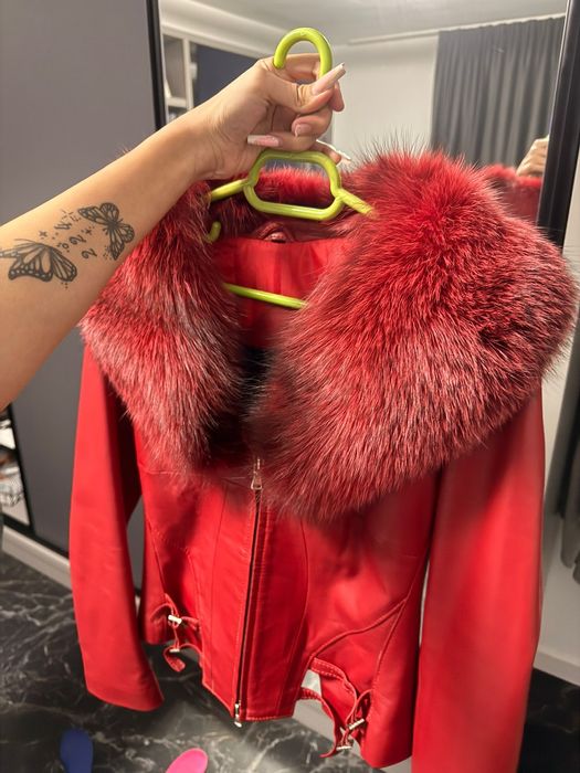 Geaca de piele rosie