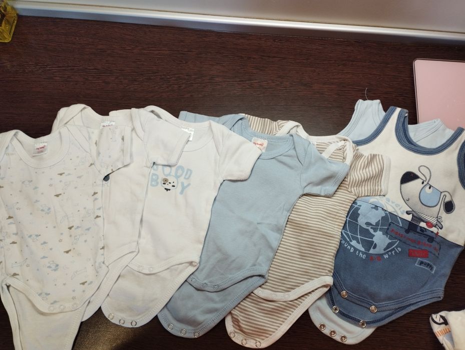 Бебешки дрехи, запазени- не нови и подарък еднократни подплънки.